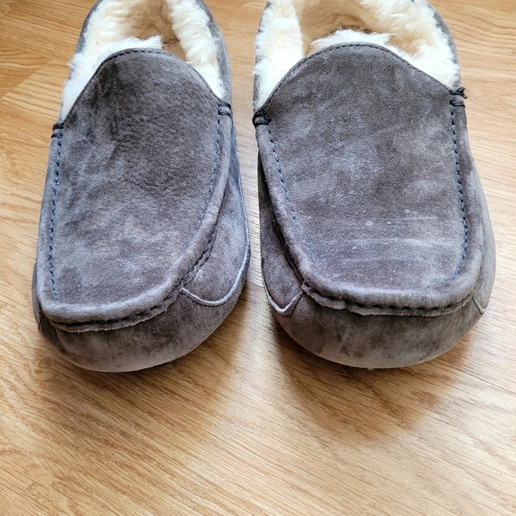 UGG | Men's Slippers - Picture 5 of 9